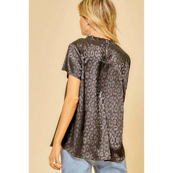 NEW SAVANNA JANE short sleeve satin leopard top in black - Picture 2 of 2